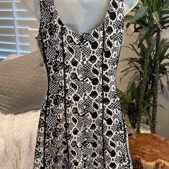 Guess dress size 4-6 - Picture 2 of 8